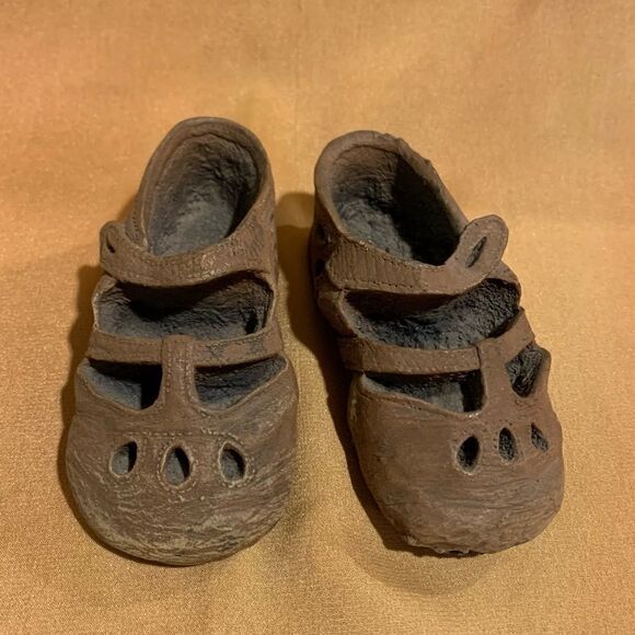 Resin ‘bronzed’ baby shoes nursery ornament - Picture 2 of 4